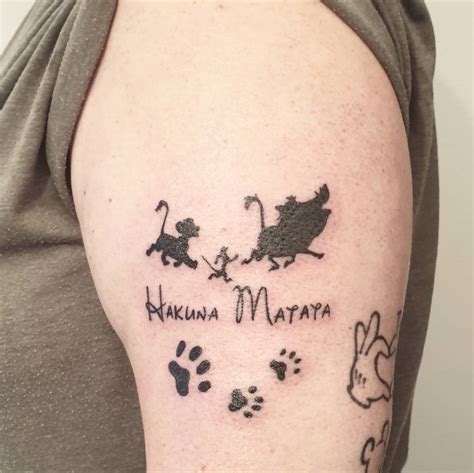 hakuna matata tattoo symbol|Hakuna Matata Tattoo Ideas Celebrating a Life。